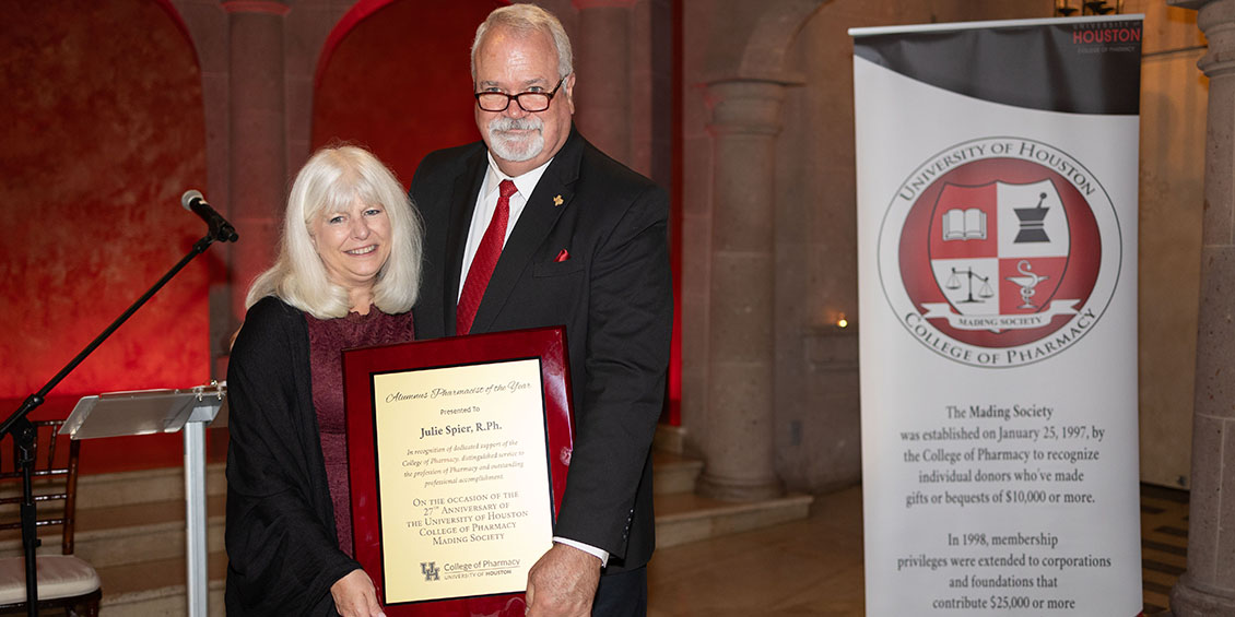 Julie Spier receives the Alumnus Pharmacist of the Year Award.