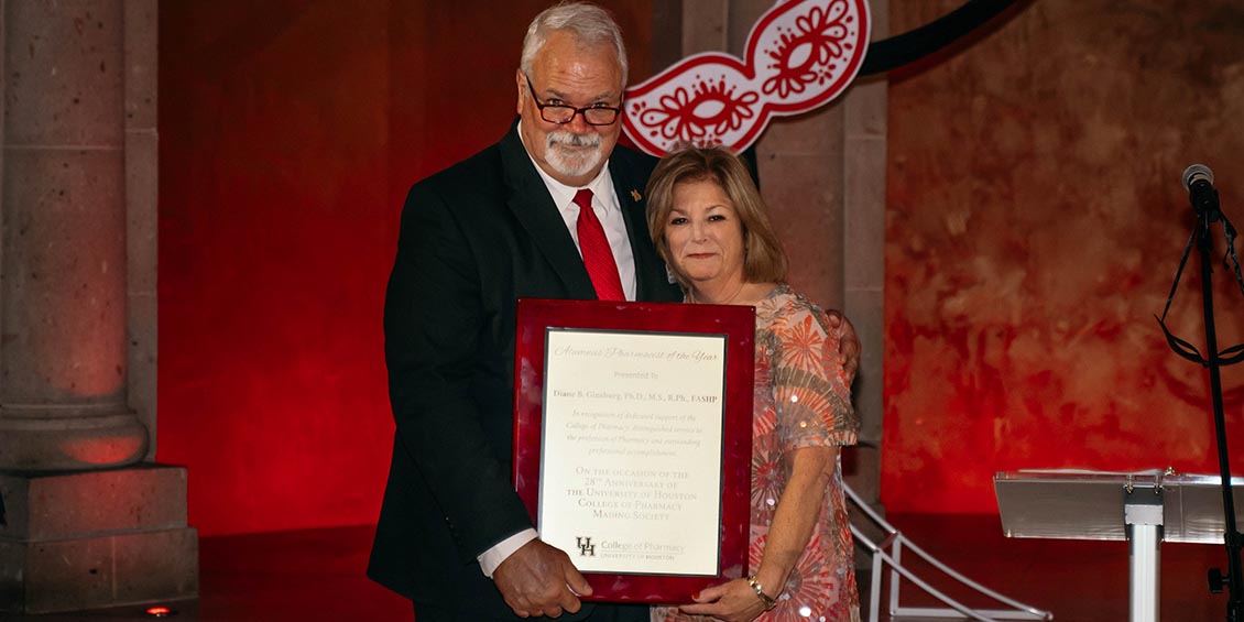 pritchard presents award to ginsburg