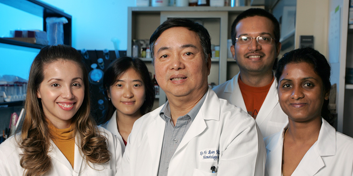 ruan with research trainees in lab